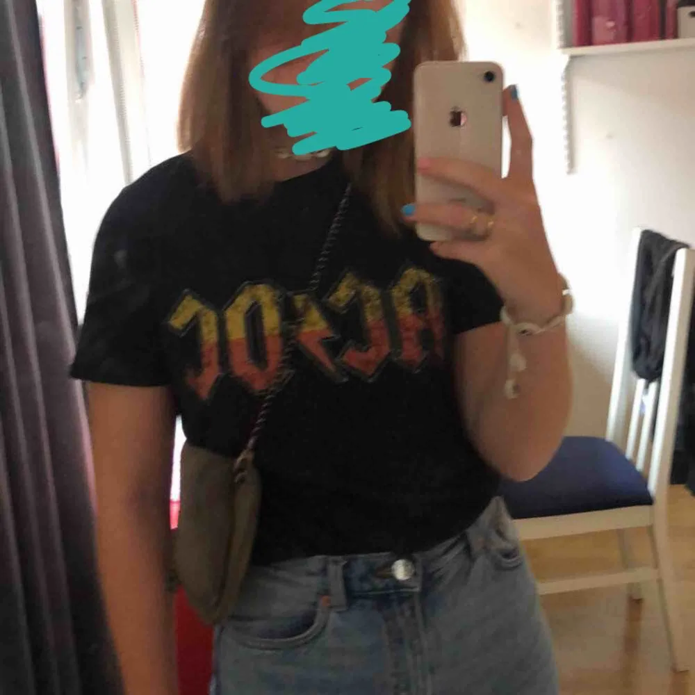 Asball ACDC t-shirt från Missguided! Lika snygg att ha åt båda hållen✌🏼❣️. T-shirts.