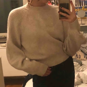  - en jättemysig stickad tröja från weekday