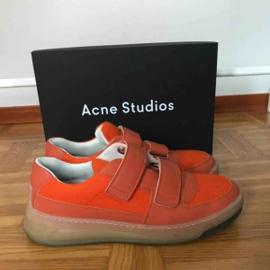  - Acne studios Perey. Mycket bra skick! Fler bilder kan skickas vid intresse! Lägg bud!