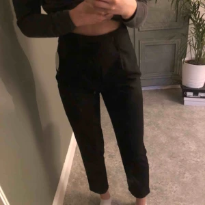  - Svarta kostymbyxor från Na-kd!  Oanvända med prislapp kvar.  Storlek: xs, 34  Frakt tillkommer 📦