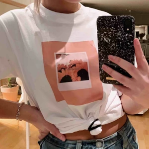  - Trendig och snygg t-shirt med tryck från mitt och några vänners UF-företag. Den sitter snygg oversized. Vi fraktar men köparen står för fraktkostnad🌸