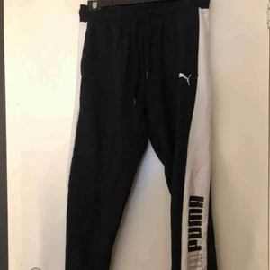  - ☀️Svarta/Vita mjukisbyxor ifrån puma,  i bra skick☀️