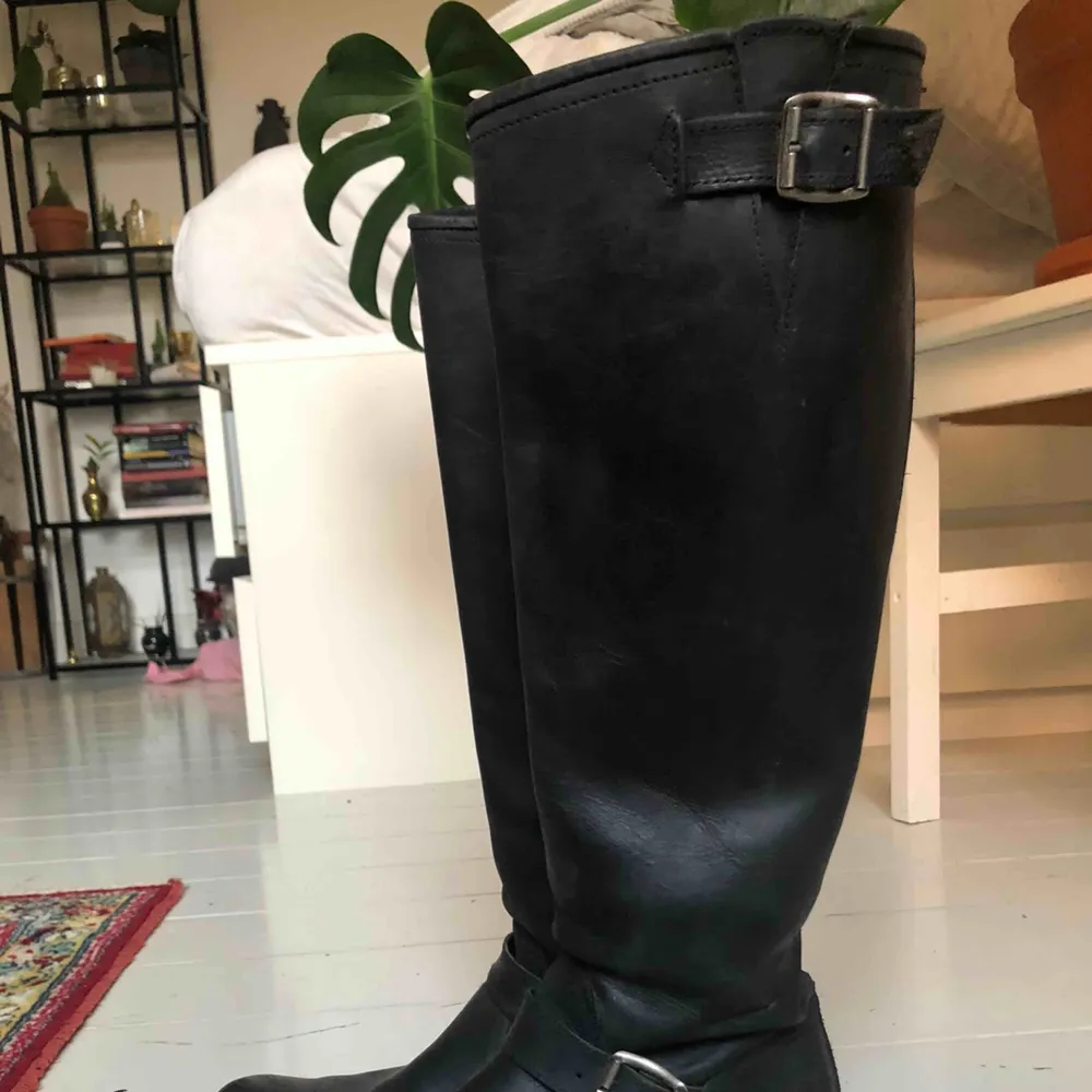 Prime boots, svarta med högt skaft (41cm) Använda 2 säsonger och behandlade.  Gott skick. Ordinarie pris 2600kr. Skor.