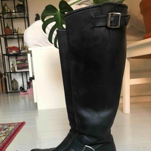 Prime boots - svarta - Prime boots, svarta med högt skaft (41cm) Använda 2 säsonger och behandlade.  Gott skick. Ordinarie pris 2600kr