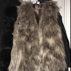  - Typ aldrig använd är i storlek 34 men passar mig som har 36 - 38 . Ej äkta päls , men jätte fin och livlig päls . Super snygg över en skinnjacka . 