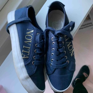  - Marinblå Novita skor i tyg, använda ca 3 gånger. Storlek 37 frakt ingår ej.