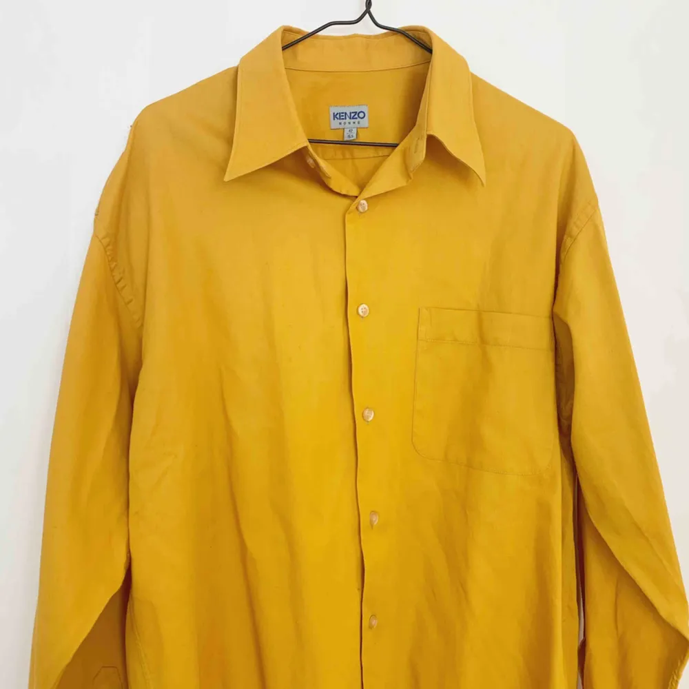 Kenzo skjorta i senapsgul färg. 100% bomull. Passar en M/L . Skjortor.