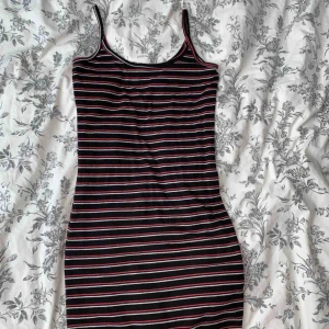 Randig Klänning - Svart randig klänning i mjukt tjockare tyg, storlek M. Från Fashion Nova