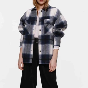  - Rutig skjortjacka från Zara! Bra skick!