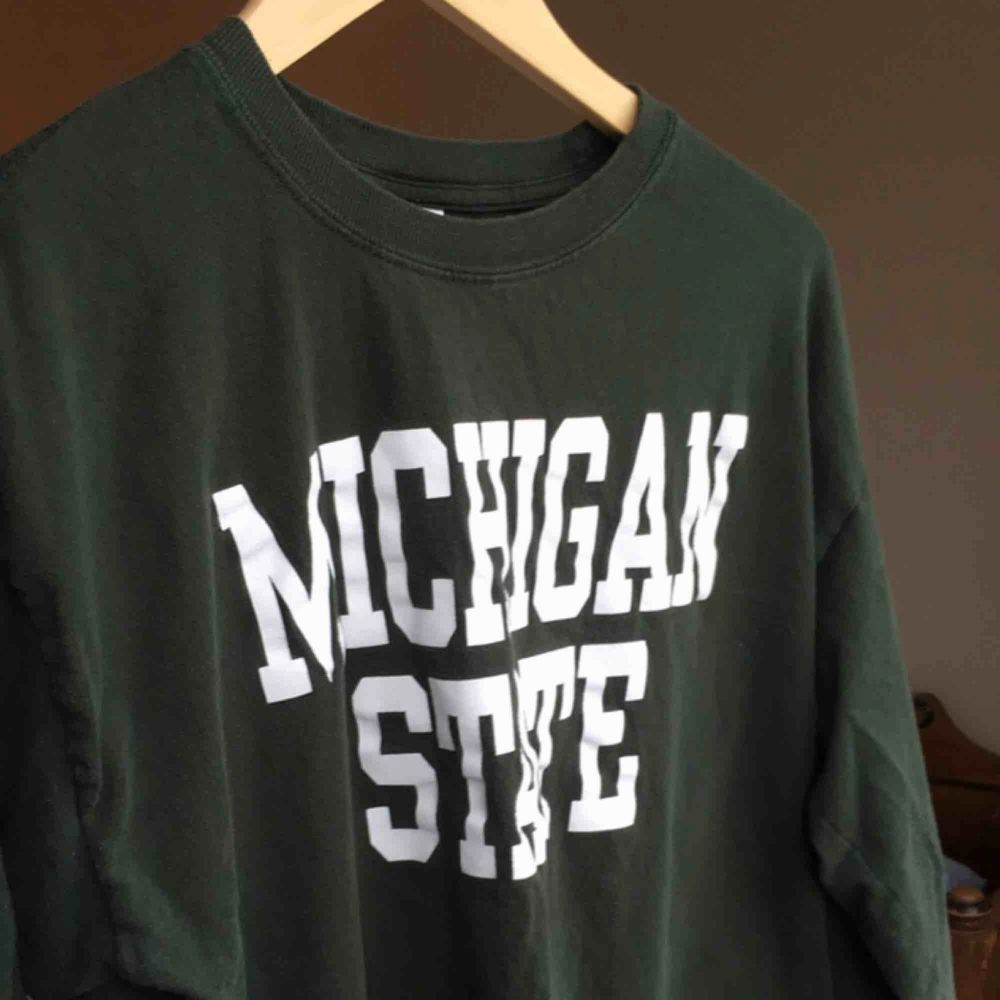 Vintage mörkgrön Michigan State långärmad t shirt köpt från Urban Outfitters. Storlek L, passar bra oversized på mig som vanligtvis har S/M. Priset är inklusive frakt! Kan också mötas i Örebro och då kan den fås till billigare pris :). T-shirts.