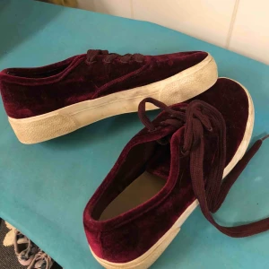  - Vinröda sammet-sneakers från Pull & Bear i storlek 39. Knappt använda och i bra skick. Köpa för 300 kr, nypris: 80. 