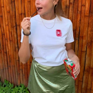  - Superfin t-shirt från Ganni. Går att byta ut bokstaven på bröstet med en gul (se sista bilden). Nypris 845kr.  Fraktar eller möter upp 😃