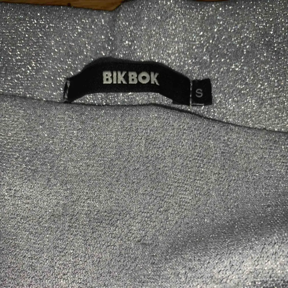 Glittriga byxor från Bik Bok i storlek S.. Jeans & Byxor.