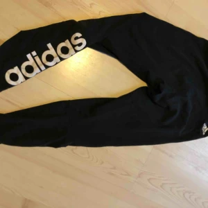  - Adidas tights/träningsbyxa i bomull! Använt skick men ändå snygga!