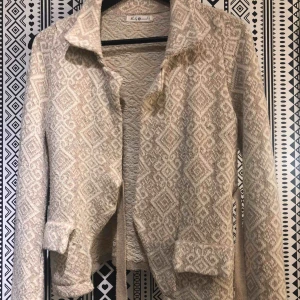 - Fin beige kofta, frakten är in räknad i priset 