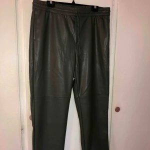  - Helt nya läderimitations byxor från gina. Kan spännas åt i midjan och helt rak modell på byxan. Stl xl   100 kr plus frakt eller bud 