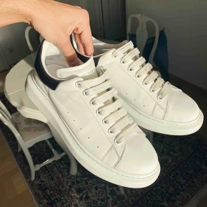  - Säljer mina Alexander McQueens då dom inte används tillräckligt...😃 Cond 8/10, varsamt använda👍🏽 Köpare står för frakt! Buda gärna!