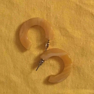  - Gula örhängen!💛 Oanvända och i gott skick. Ca 3cm stora. Möts upp eller fraktar! (köparen betalar frakt)