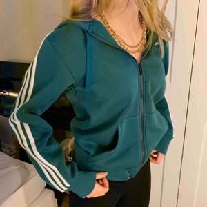 En fin grön Adidas hoodie i väl skick  Köppt för 799kr 