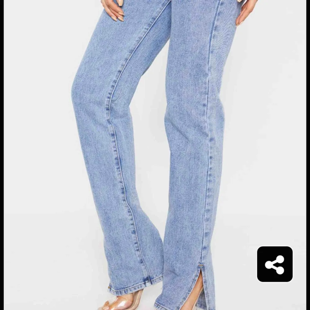 Supersnygga jeans🤩 de är slutsålda på hemsidan, jag fick precis hem paketet så lappen kvar☺️. Jeans & Byxor.