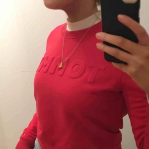  - Röd sweater från Tommy Hilfiger😍 blir mer oversize på S och XS 