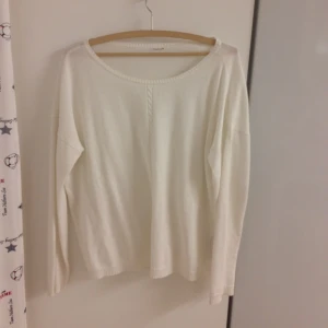 Vit tröja från Vila med fint mönster framtill. Passar storlek 36/38 - Vit tröja från Vila med fint mönster framtill. Passar storlek 36/38