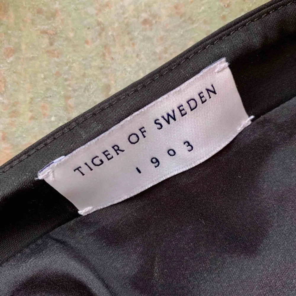 Säljer denna sidenkjol från Tiger of Sweden FW19. Använd vid ett tillfälle och har inga skador eller slitage.  Säljer den då jag tror den skulle passa bättre på någon lite längre än mig själv. Är som referens 1.63  Stl: 32 Köpt för 1899kr. Kjolar.