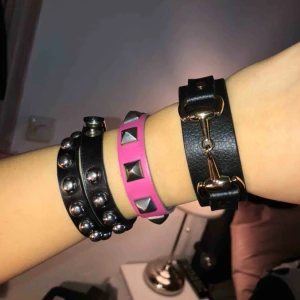  - 3 olika armband från olika affärer. Det svarta med guld är från Gina tricot (oanvänt, 50 kr, nypris: 129 kr). Det svarta med silvernitar (SÅLD). Vet ej vart det rosa (40 kr) är Ifrån! 