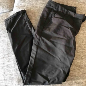  - Kostymbyxor som är för små för mig