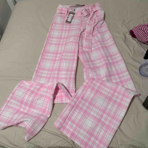  - Nya byxor från Boohoo, strl 36 (S), finns ej bild med byxorna på då jag köpte fel strl. Kan mötas i Enköping/Uppsala annars bjuder jag på frakten 🌟