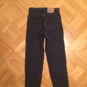Mörkblå jeans i bra skick. Modell 501. Högmidjade.