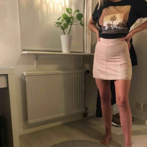  - Säljer pga att den är för liten! Strl xs men skulle kunna passa en mindre s också. Köparen står för fraktkostnad🌸❗️  Färgen är rosa/beige