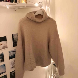  - Superskön beige stickad tröja! Inköpspris 300 säljer för 60 kr eller högst bud! Använd ett fåtal ggr! passar s-m💕🤝💕