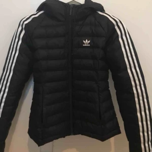  - Adidas Originals 3-stripes Slim vadderad Jacka. Storlek XS passar även S. Köpt på Jdsports i Köpenhamn. Som ny