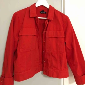  - Röd jeansjacka  Frakt 40kr