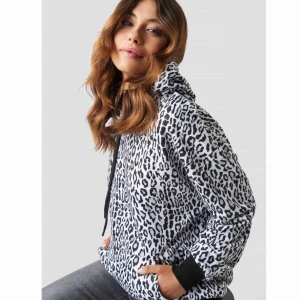  - Hoodie med animalprint från nakd. Väldigt gott skick då jag använt den 1 gång. Den är oversized så påstår att den passar er i storlek s/m också. Köparen står för frakten