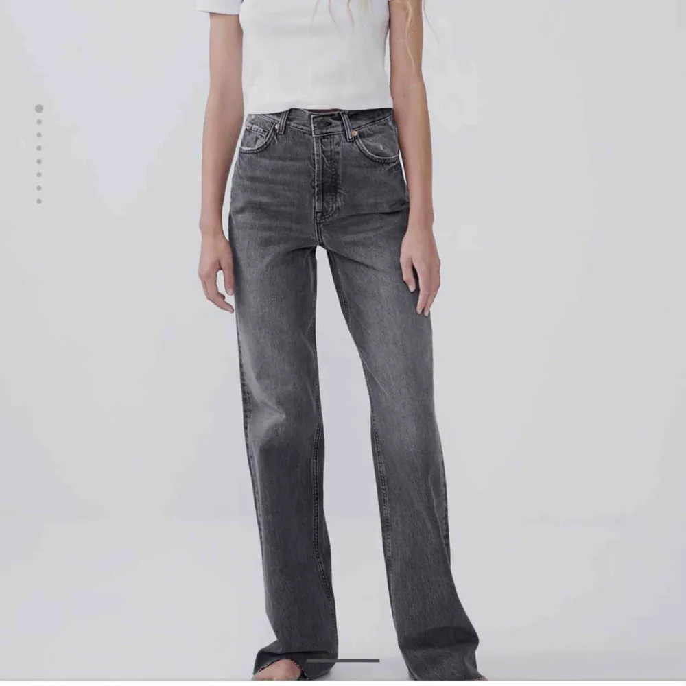 LÄGG BUD!!! Budningen startar på 300kr! Säljer dessa as snygga slutsålda jeans från zara! Använda flertal gånger. Jeans & Byxor.