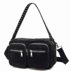  - Säljer min jätte fina svarta noella väska. Det är den mindre modellen alltså medelstorlek. Köparen står för frakt💞💞