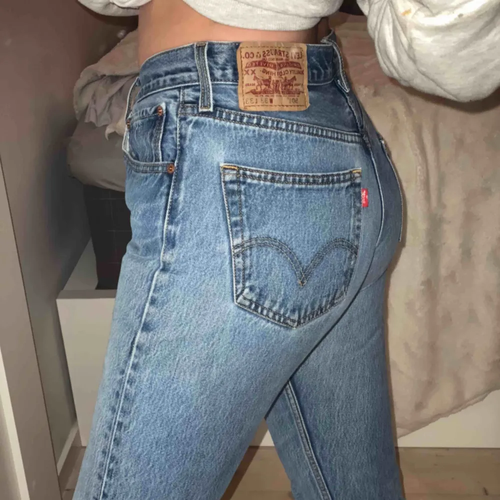 Jättefina vintage jeans från Levis. 501, står att det är storlek 33/33 men jag uppskattar det till ungefär storlek S. Sitter supersnyggt! Endast testade!! Vid snabb affär kan jag stå för frakten :) Bud ligger på 320 kronor! . Jeans & Byxor.