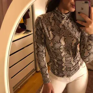 Snake print polotröja, knappt använd😢🧡 