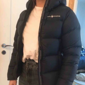  - Säljer min sailracing jacka pga att den tyvärr är för liten. Använd två gånger och i väldigt bra skick! 