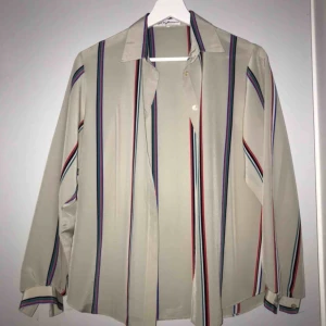  - Skjorta med ränder som är jättegullig. Den är för liten för mig och därför säljer jag den. Frakt tillkommer💌