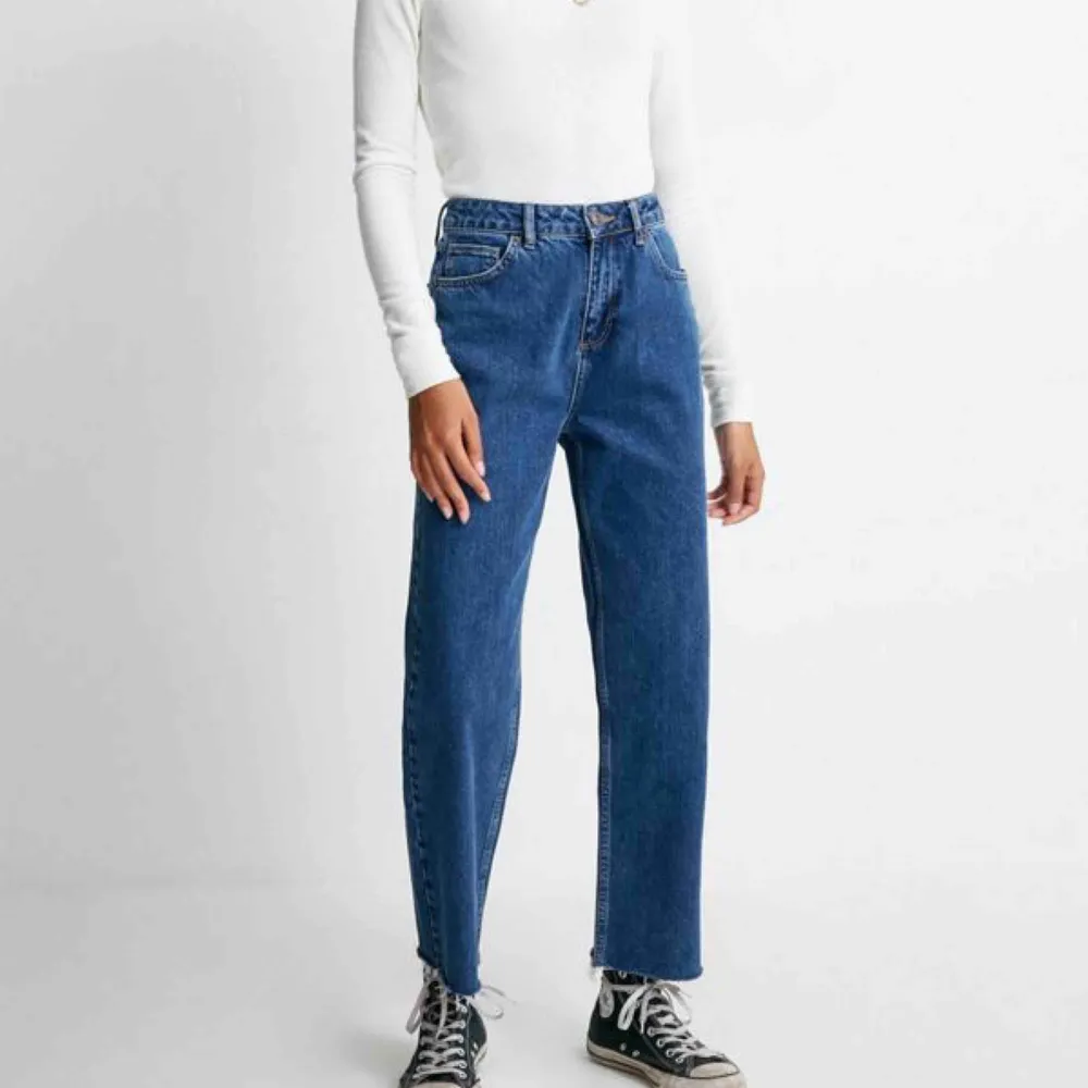 Jeans från Urban Outfiters i straight leg modell, endast använda 2 gånger. Nypris 600kr men kan diskutera mitt pris! Köparen står för frakt.⚡️💜⚡️. Jeans & Byxor.
