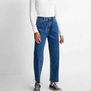 Jeans från Urban Outfiters i straight leg modell, endast använda 2 gånger. Nypris 600kr men kan diskutera mitt pris! Köparen står för frakt.⚡️💜⚡️