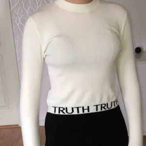  - En jättefin topp från NewYorker, oanvänd med prislapp kvar, stolek M, jag har S. Köparen Står för frakt eller så möts vi upp någon stans i Stockholm💕