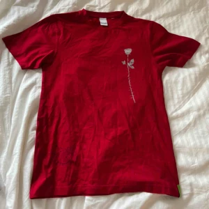  - Sadboysgear rose T-shirt. Strl S. Fint skick. Pris: 300kr. Pris kan diskuteras vid snabb affär! Möts gärna upp i Stockholm, annars står köparen för frakt.