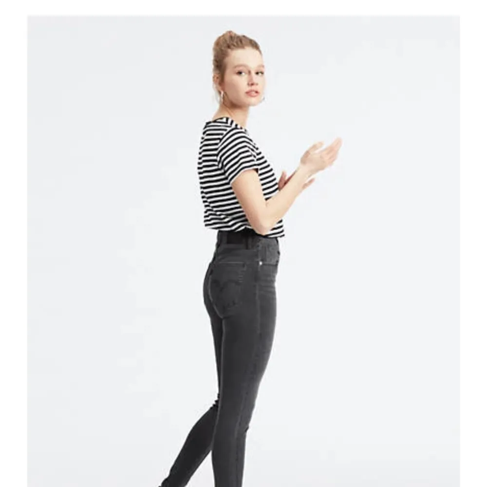 Ett par super fina och bekväma levi's jeans i svart färg. Anvanda varsamt så dom är i bra skick. Köpta för 1000 kr. Kontakta för fler frågor. Frakt betalar köparen (60 kr). Jeans & Byxor.