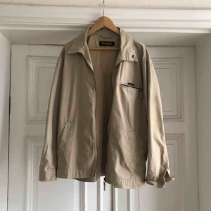  - Äldre jacka från Wrangler - snygg med hoodie under - Kan hämtas i Uppsala eller skickas mot fraktkostnad 