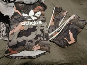 Adidas Rita Ora - Linne och tights storlek 38 och 40. Köpt begagnade men har inte använt dom själv. 