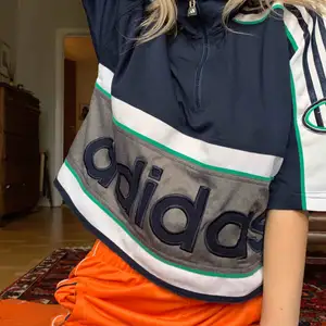 Adidas-tröja, ganska kort. Med dragkedja i halsen.  60kr+frakt